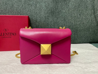 ONE STUD Leder-Schultertasche Magenta