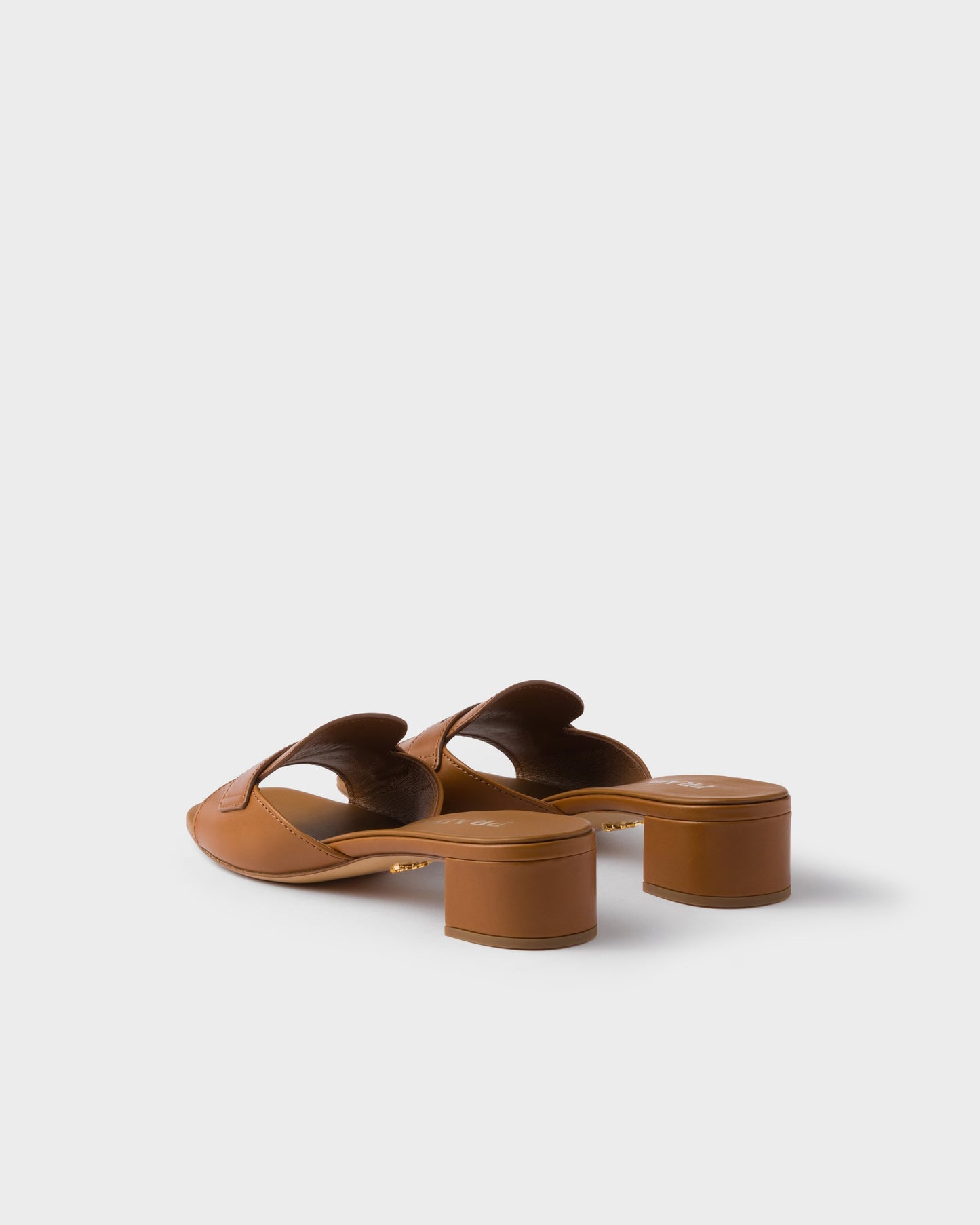 Slider-Sandalen mit niedrigem Absatz aus cognacfarbenem Leder