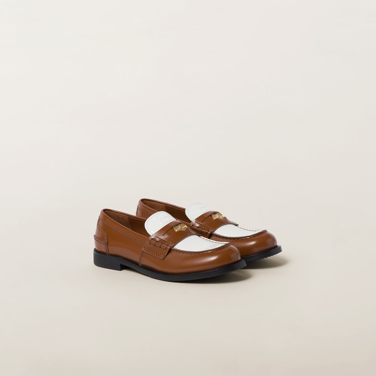 Leather loafers in cognac/white