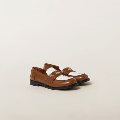Leather loafers in cognac/white