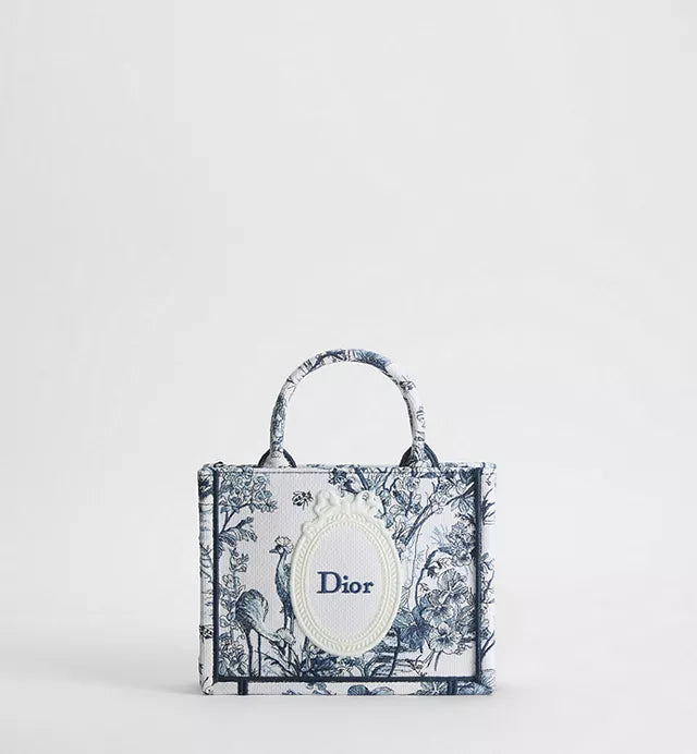 Mini Dior Book Tote mit Schulterriemen mit Toile de Jouy Floral Garden Stickerei in Blau