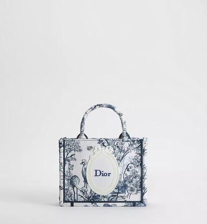 Mini Dior Book Tote mit Schulterriemen mit Toile de Jouy Floral Garden Stickerei in Blau