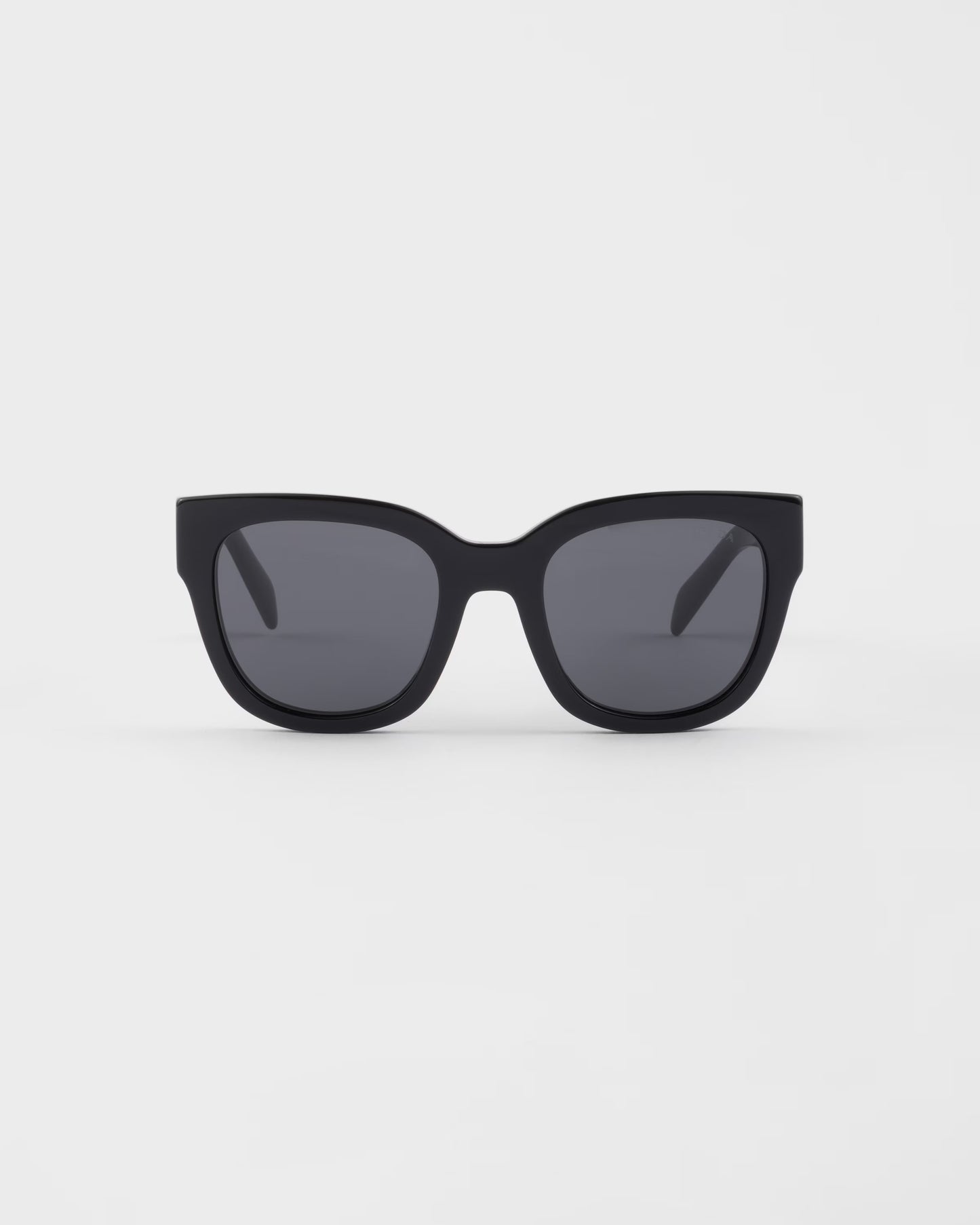 Sunglasses with iconic metal plaque and crystal lenses
