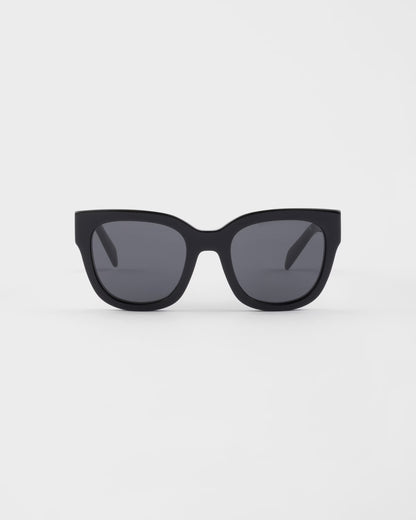 Sunglasses with iconic metal plaque and crystal lenses