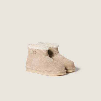 Stiefeletten aus Wildleder und Lammfell in Beige