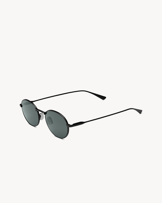 Round sunglasses with black metal frame for men