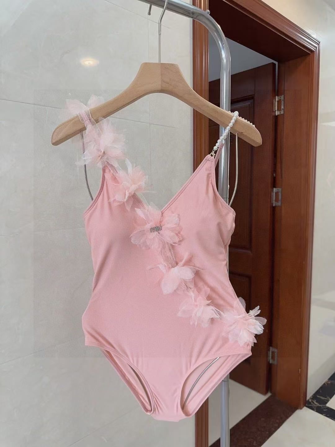 Badeanzug mit Rosa Blütenkaskade