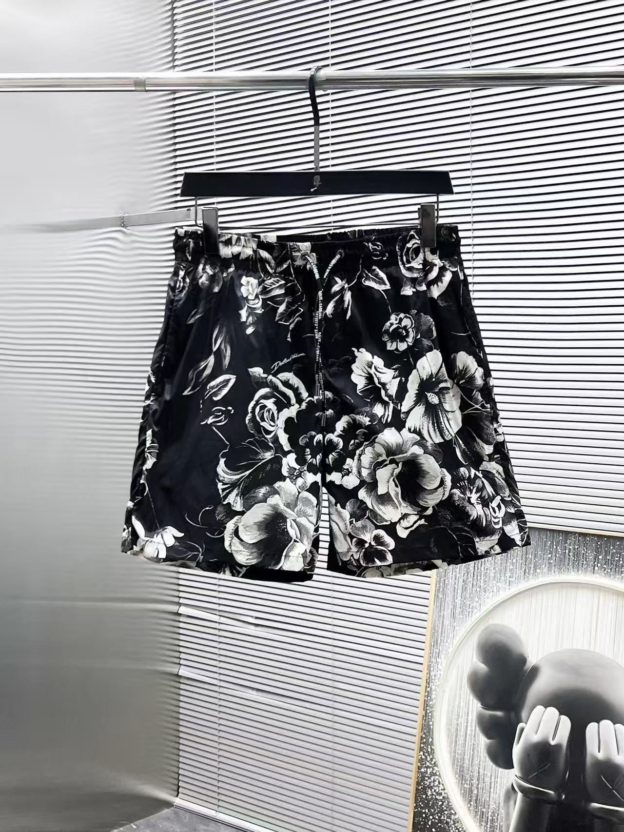 Badehose mit floralem Print Weiß und Schwarz