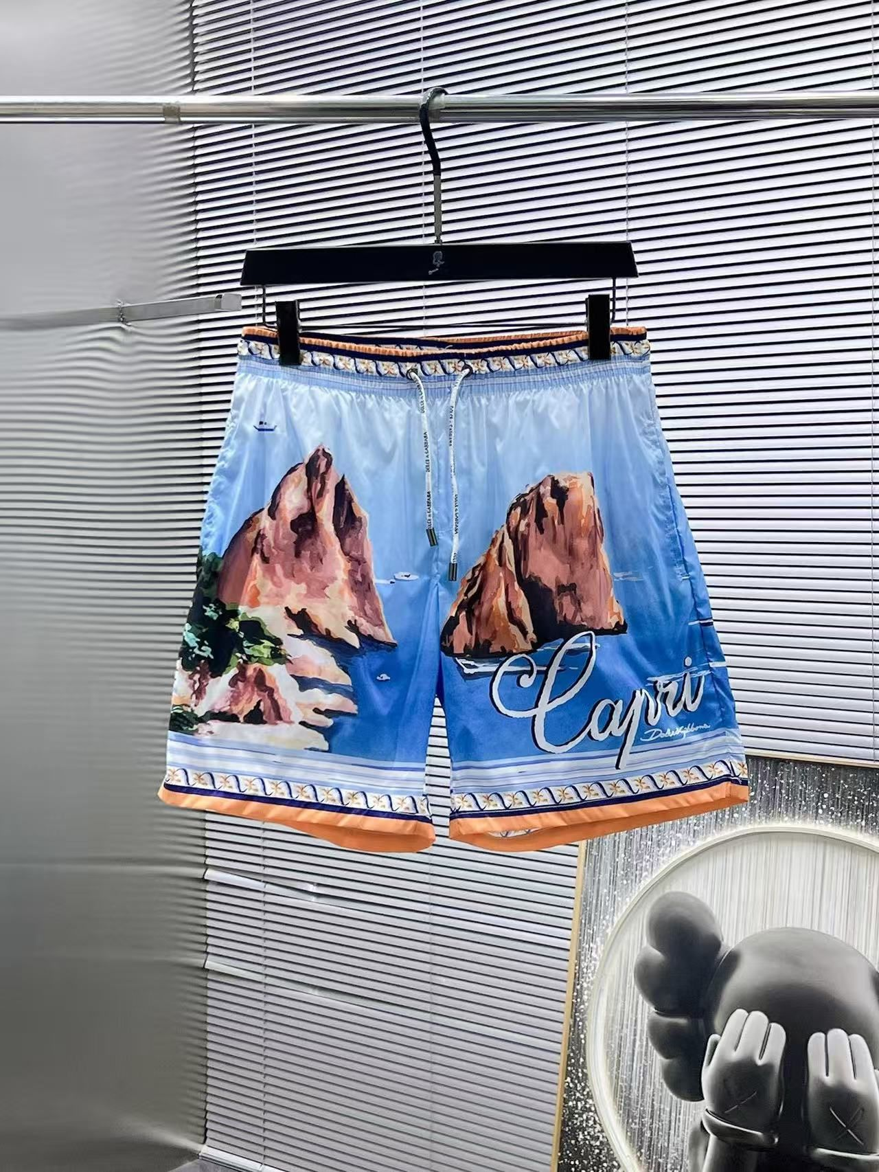 Badehose mit Capri-Landschaftsprint