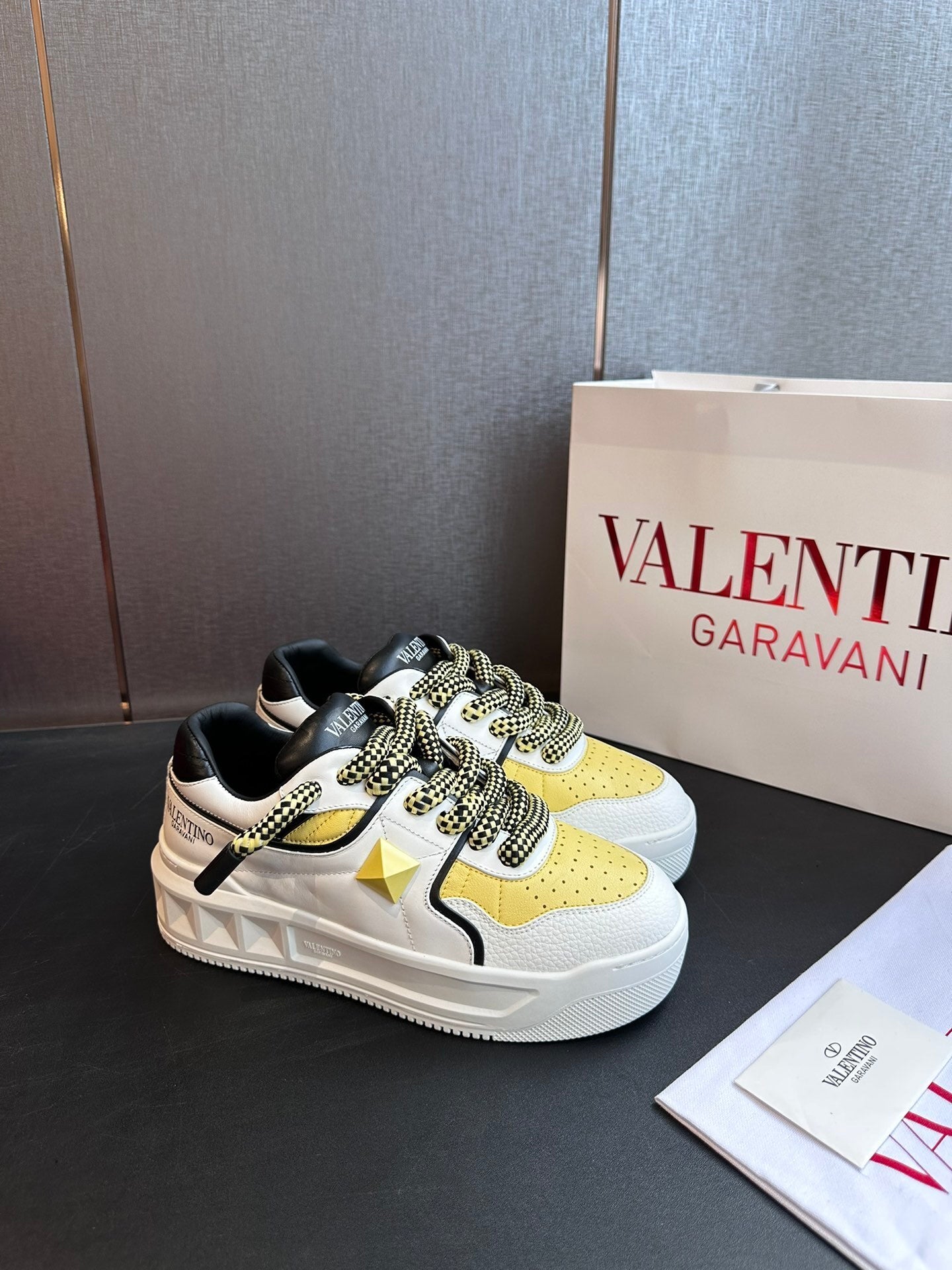 One Stud XL Low-Top-Sneaker aus Nappaleder Weiß/Gelb