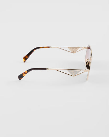 Sonnenbrille mit Dreieckslogo und karamellfarbenen Verlaufsgläsern