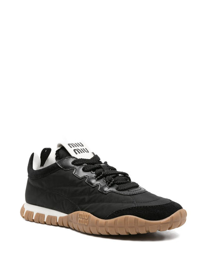 Sneakers mit schwarzen Paneelen