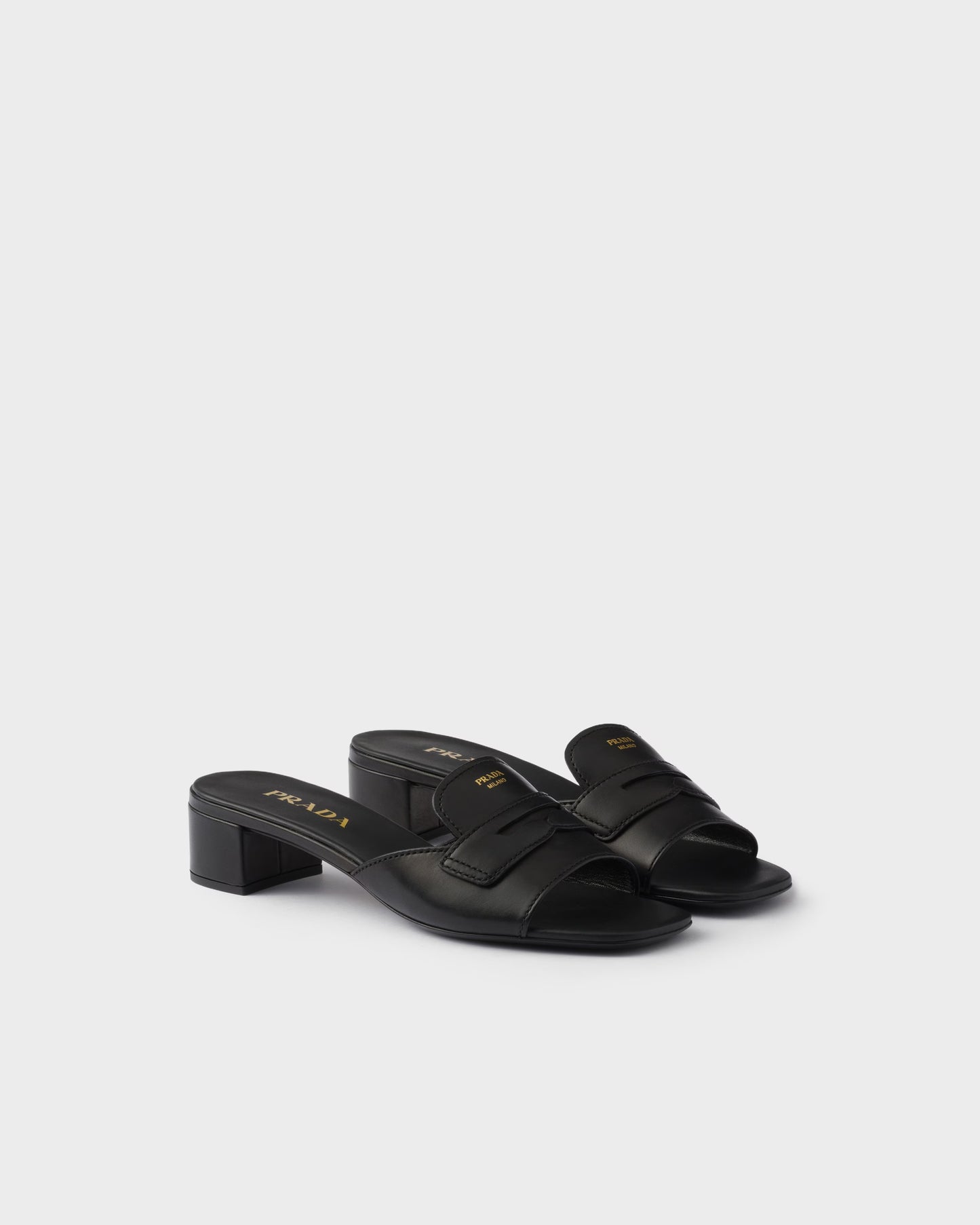 Slider-Sandalen mit niedrigem Absatz aus schwarzem Leder