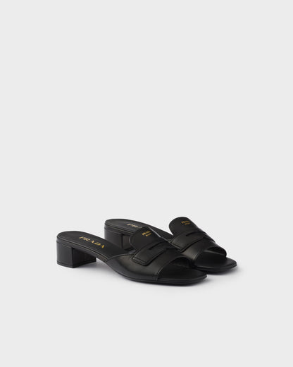 Slider-Sandalen mit niedrigem Absatz aus schwarzem Leder