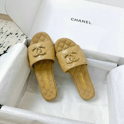 Gesteppte Lederpantoletten mit geflochtenem C-Logo in Beige