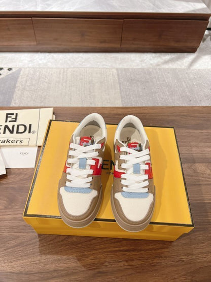 Match Sneakers aus Ecru-Leder mit roten Details