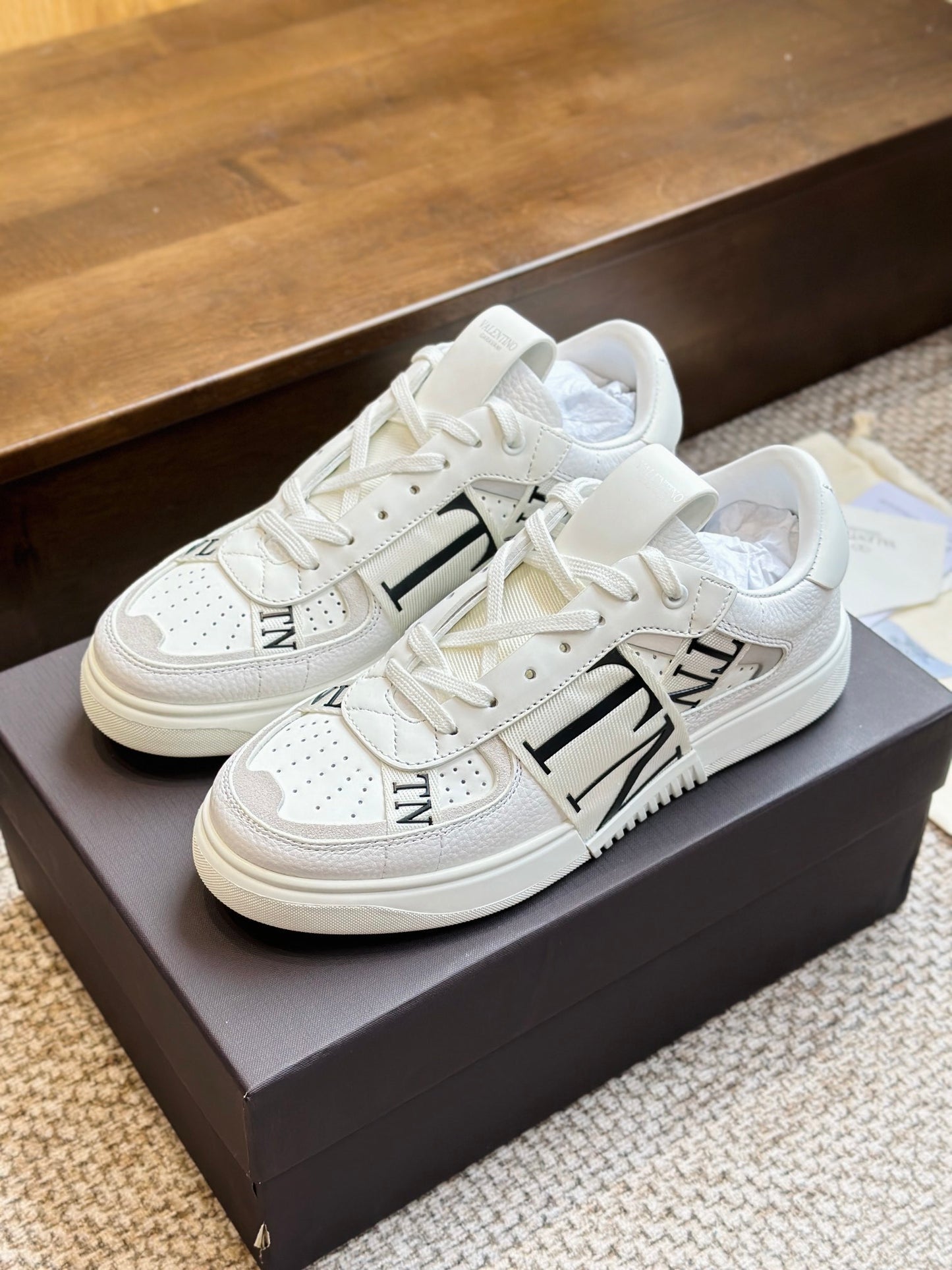 VL7N Leather Sneakers White