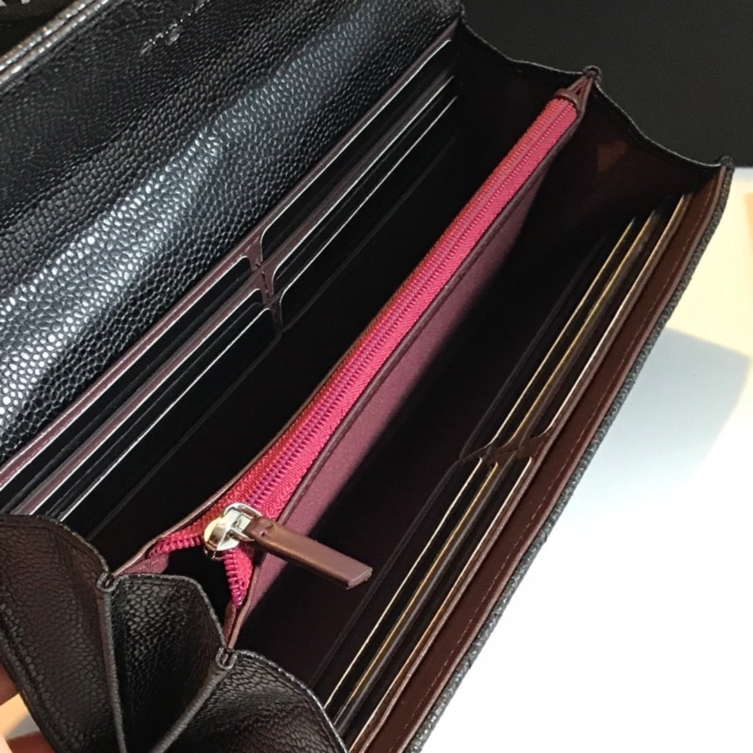 Classic folding wallet made of black quilted leather