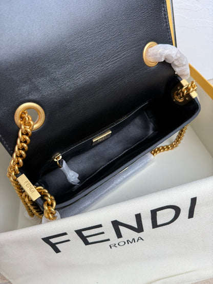 Wallet On Chain Baguette aus schwarzem Nappaleder