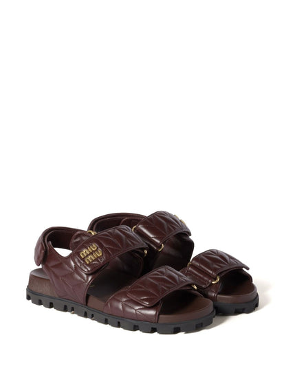 Sporty sandals in quilted leather in Bordeaux