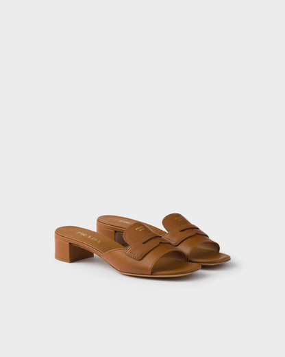 Slider-Sandalen mit niedrigem Absatz aus cognacfarbenem Leder