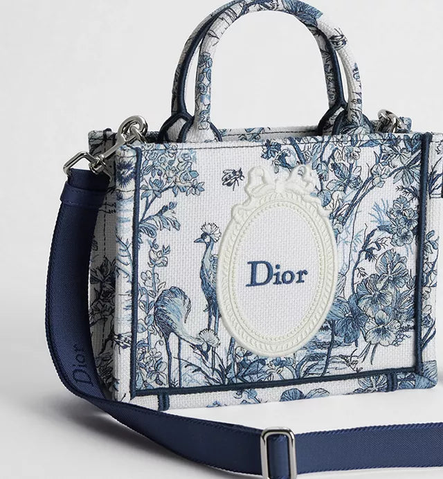 Mini Dior Book Tote mit Schulterriemen mit Toile de Jouy Floral Garden Stickerei in Blau