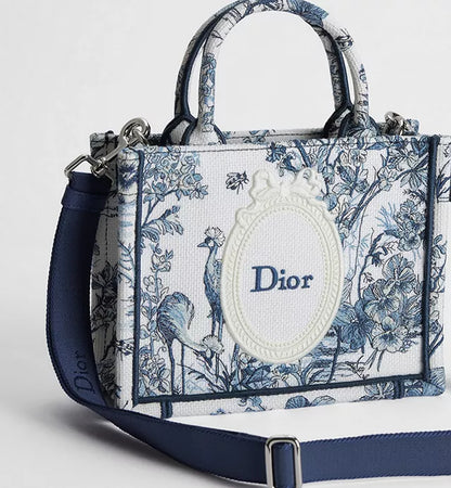 Mini Dior Book Tote mit Schulterriemen mit Toile de Jouy Floral Garden Stickerei in Blau
