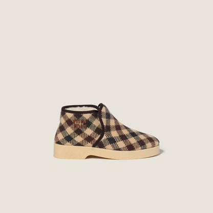 Stiefeletten aus Wolle und Lammfell in Kamel/Blau