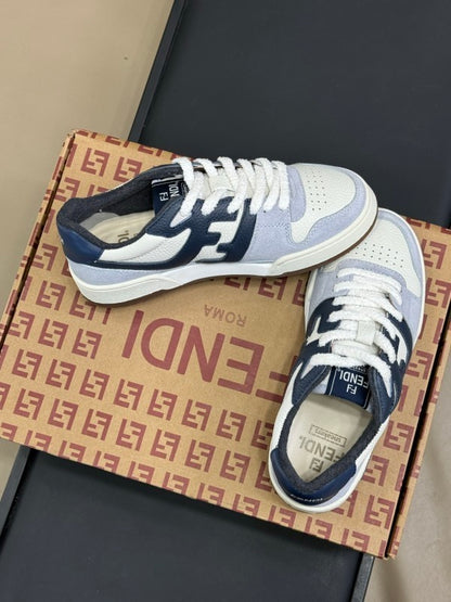 Match Sneakers aus hellblauem Leder mit blauen Details
