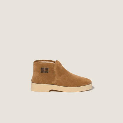 Stiefeletten aus Wildleder und Lammfell in Zimt