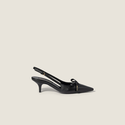 Slingback-Pumps aus Leder mit schwarzer Schleife
