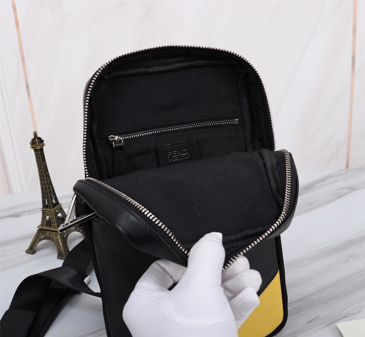 Schwarz-gelbe Umhängetasche mit Käfermotiv