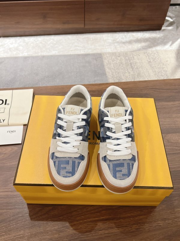 Match sneakers in blue suede