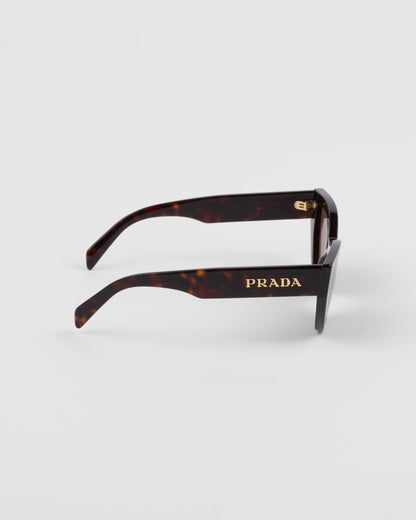 Sonnenbrille cat-eye mit Logo in Kaffeebraun