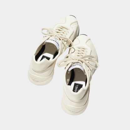 Sneaker aus weißem Leder