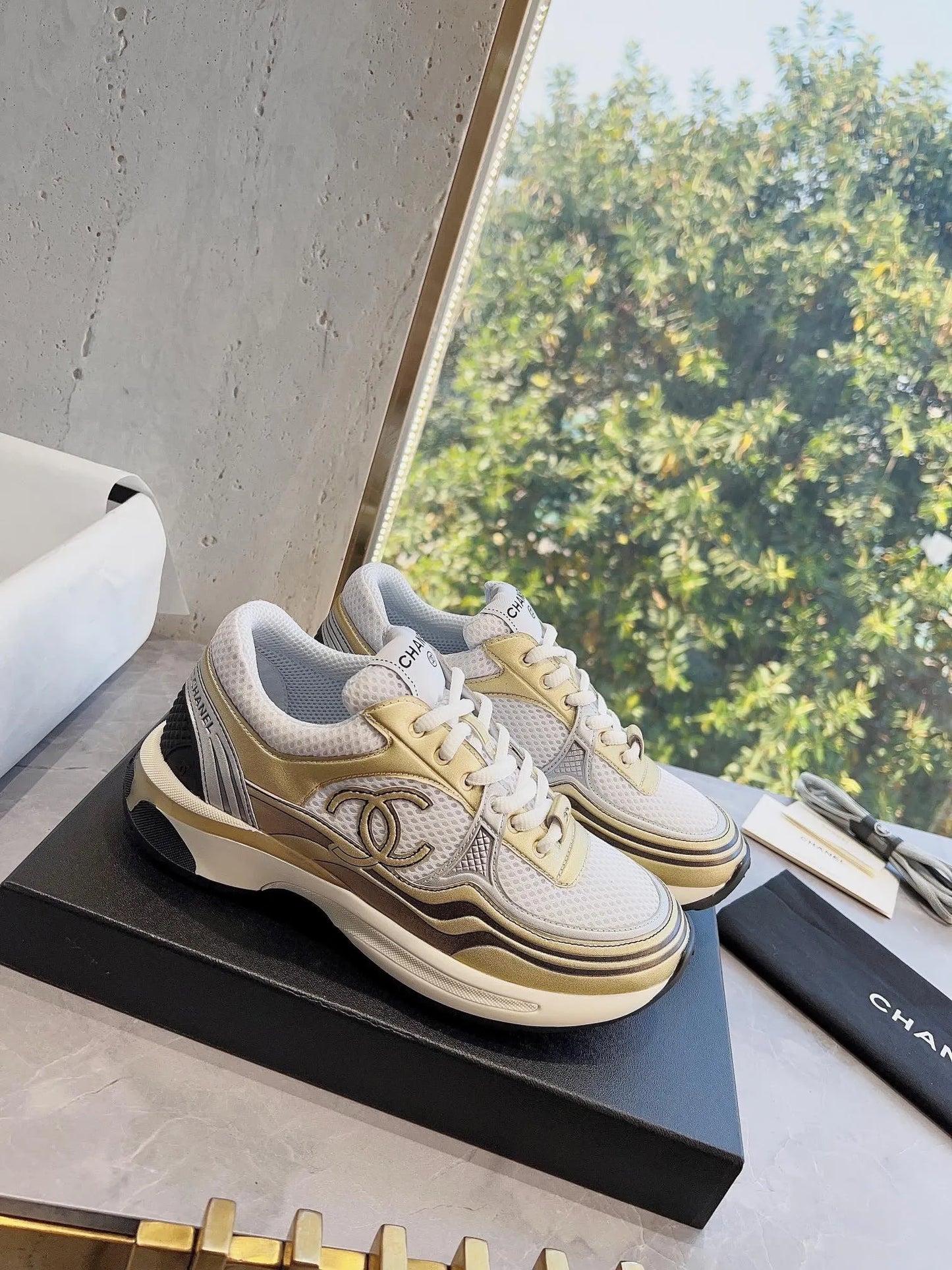 Sneaker aus Netz-Wildleder in Gold/Weiß