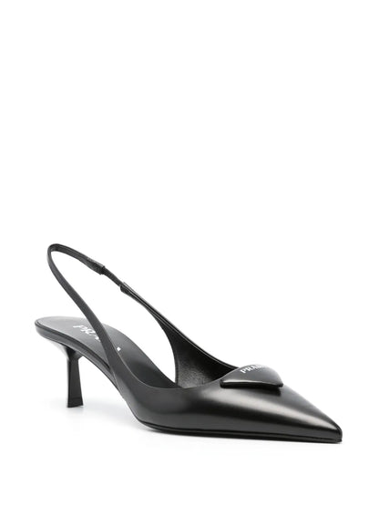 Schwarze Pumps aus Leder mit Fersenriemen