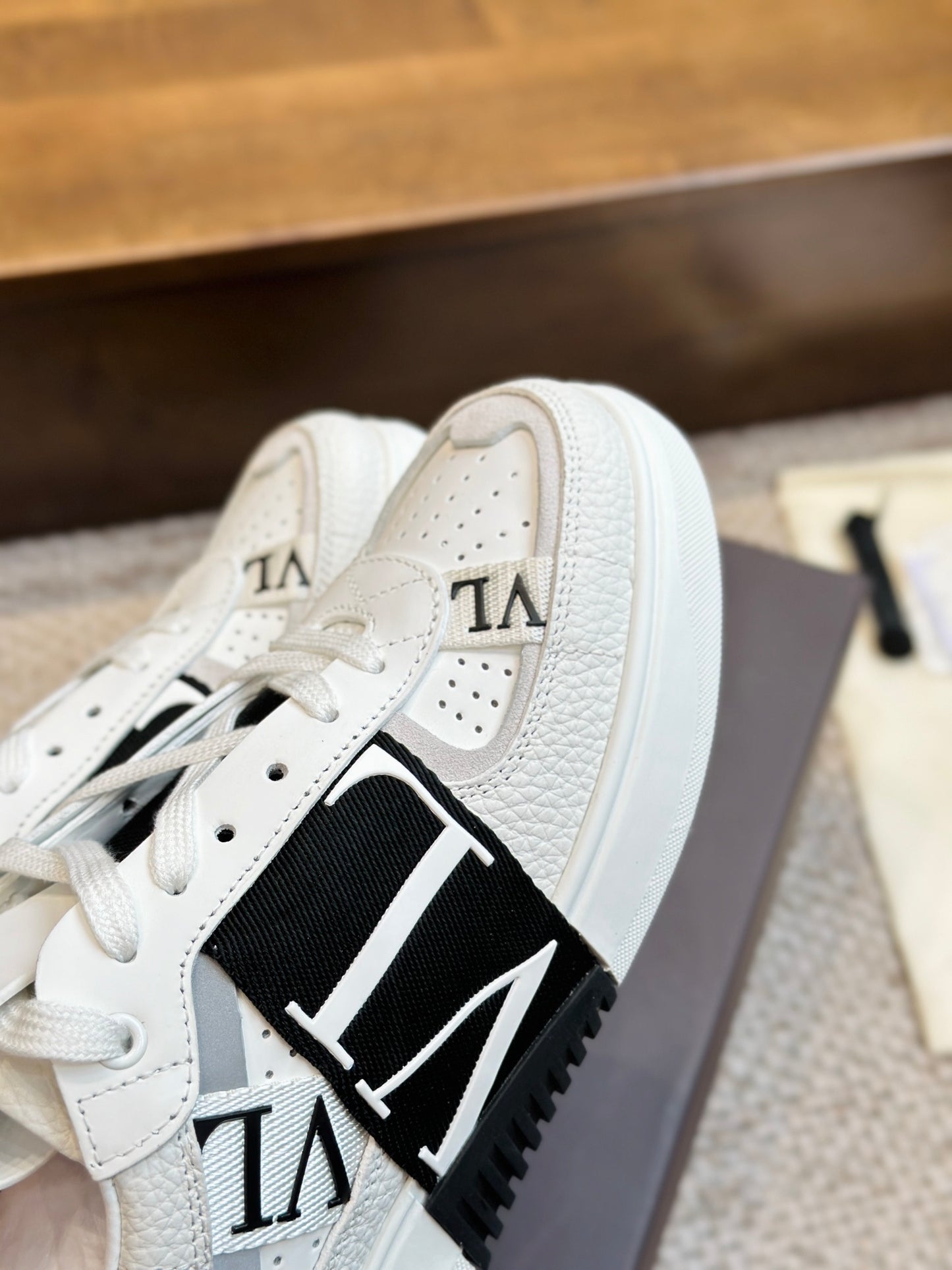 VL7N Sneakers aus Leder Weiß/Schwarz