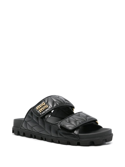 Sandalen aus matelassiertem Leder in Schwarz