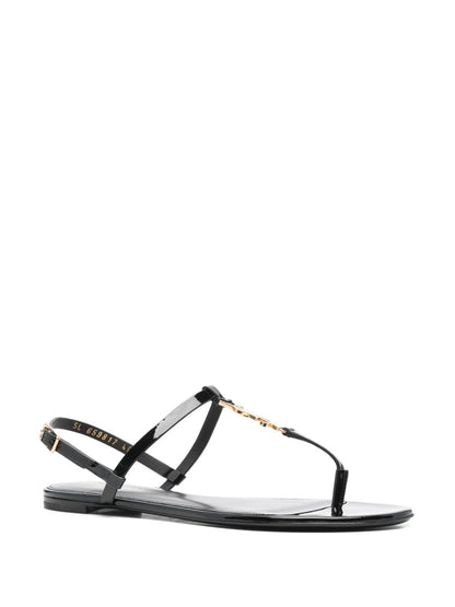 Sandalen mit Cassandra-Logoplakette aus schwarzem Leder