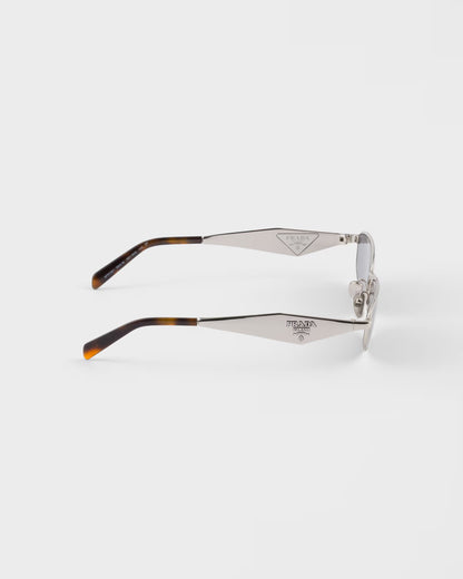 Ovale Sonnenbrille aus silberfarbenem Acetat mit grauen Gläsern