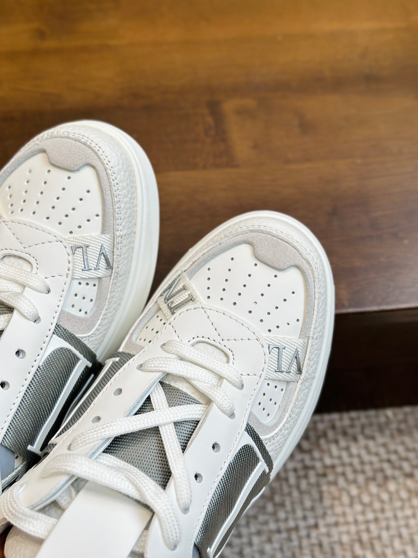 VL7N Sneakers aus Leder Weiß/Grau