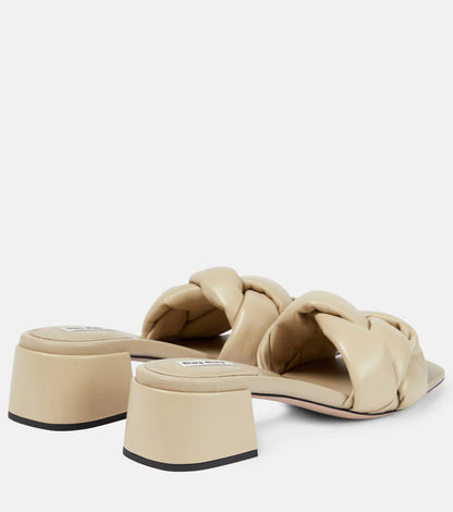 Gepolsterte Sandalen aus geflochtenem Leder in Beige