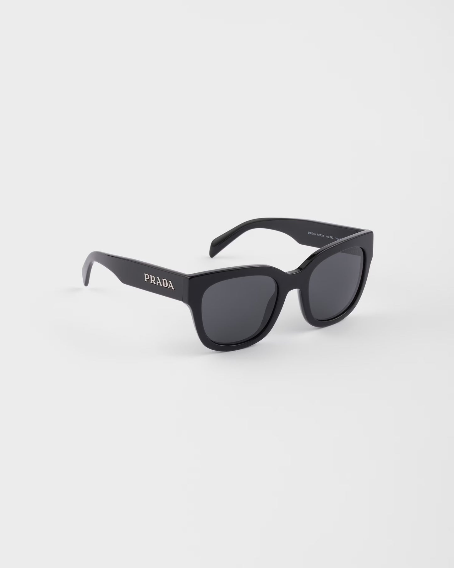 Sunglasses with iconic metal plaque and crystal lenses