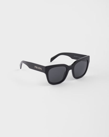 Sunglasses with iconic metal plaque and crystal lenses