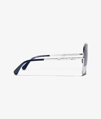 Butterfly-Sonnenbrille mit silberfarbenem Metallgestell und blau verspiegelten Verlaufsgläsern