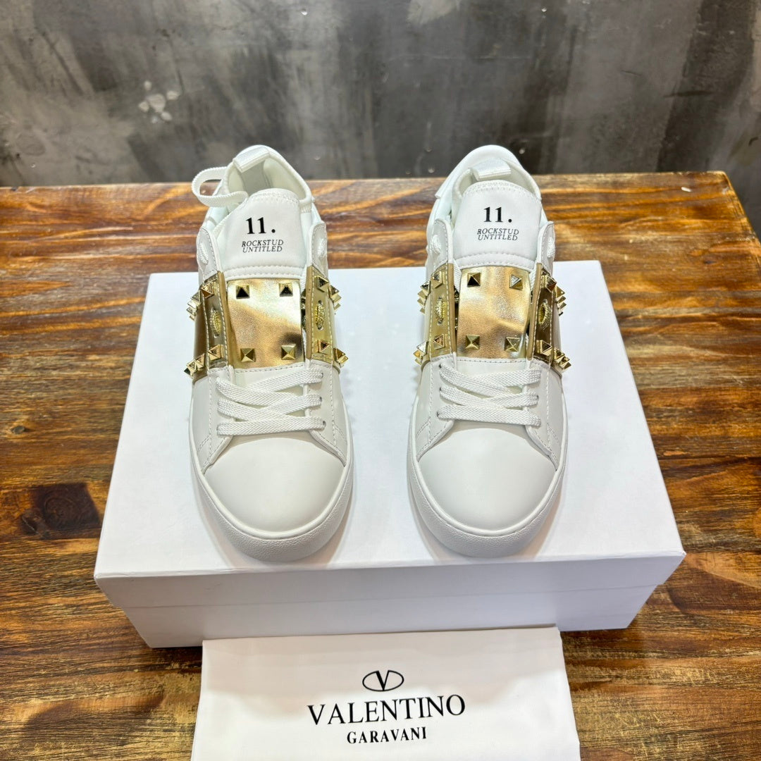 VLTN Rockstud Open Sneaker aus Leder Weiß/Gold