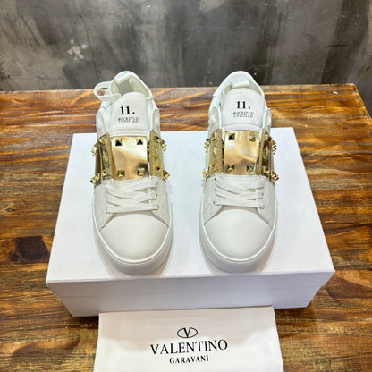 VLTN Rockstud Open Sneaker aus Leder Weiß/Gold