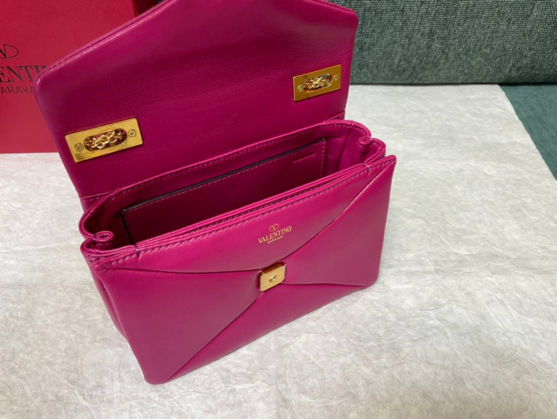 ONE STUD Leder-Schultertasche Magenta