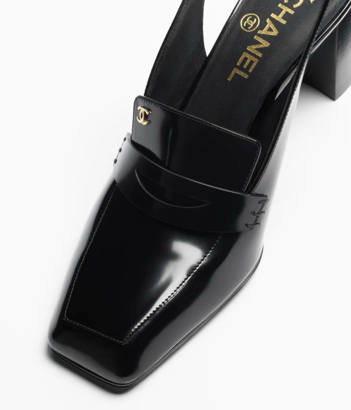 Schuhe mit Fersenriemen aus schwarzem, glänzendem Kalbsleder